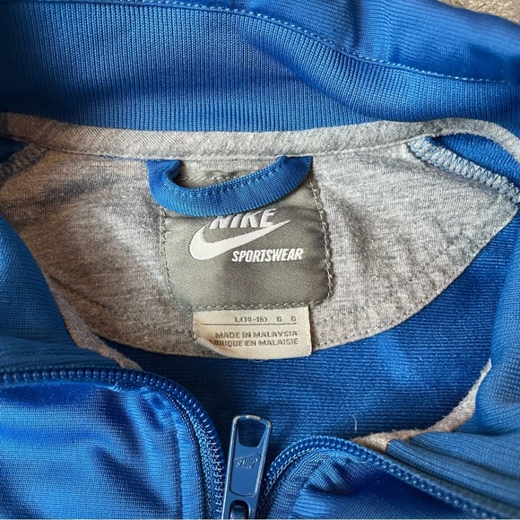 Nike Blue and White Windbreaker with Chevron Design - Picture 3 of 4